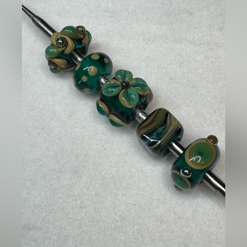 Green and cream glass bead set